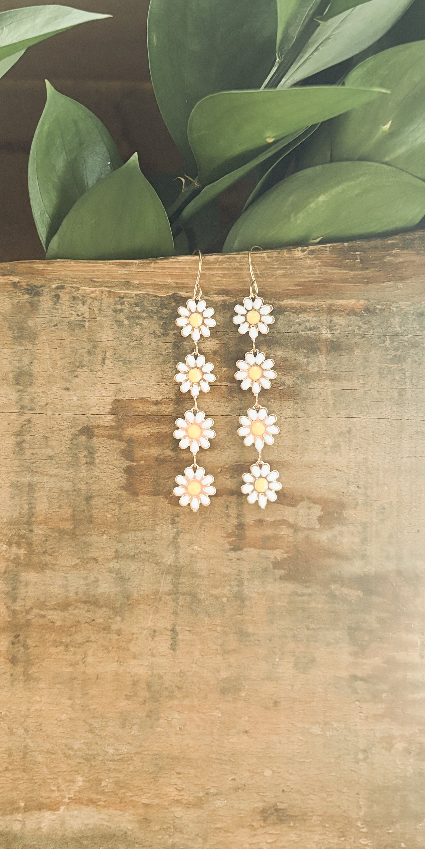 Beautiful Gold Daisy Earrings