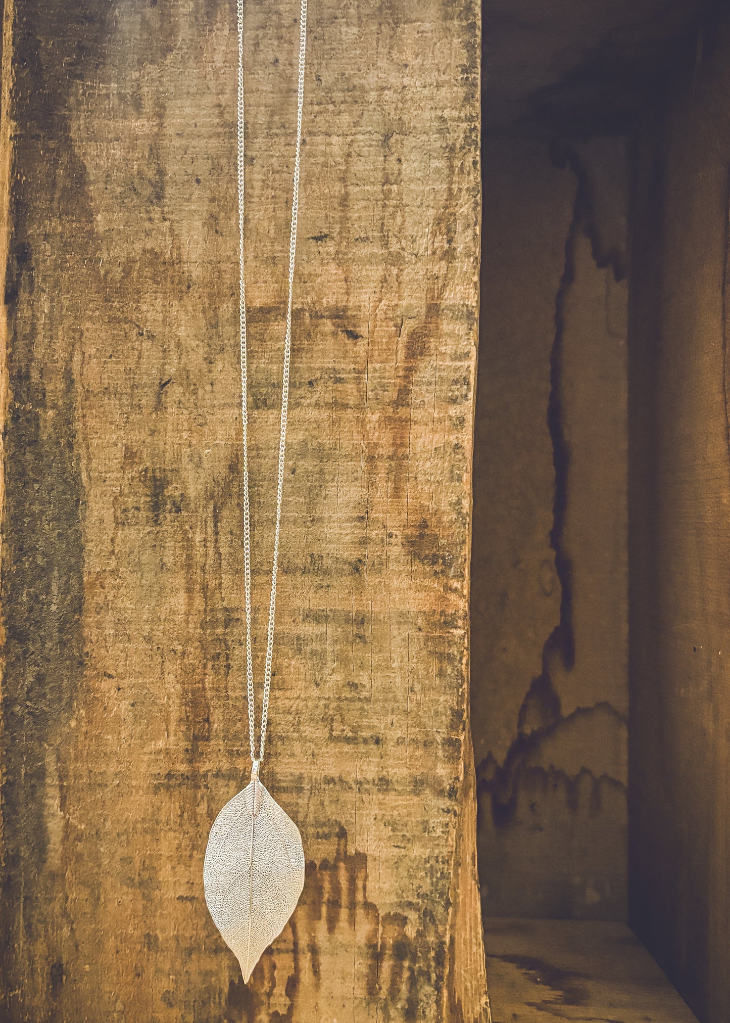 Graceful Silver Leaf Pendant Necklace