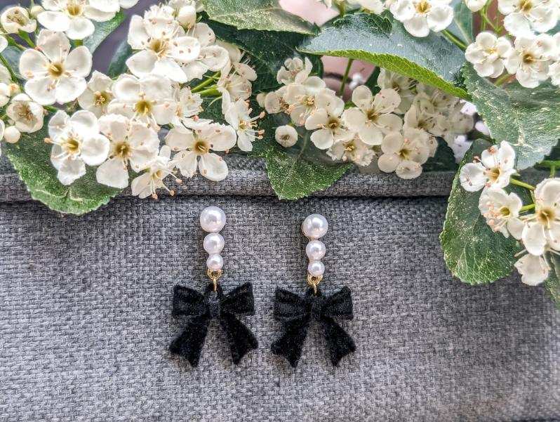 Beautiful Black Bow and Pearl Earrings