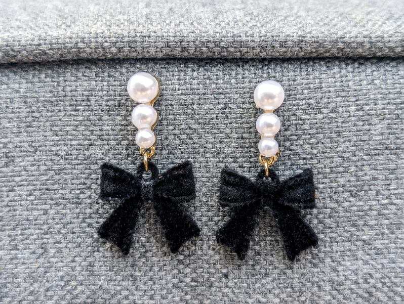 Beautiful Black Bow and Pearl Earrings