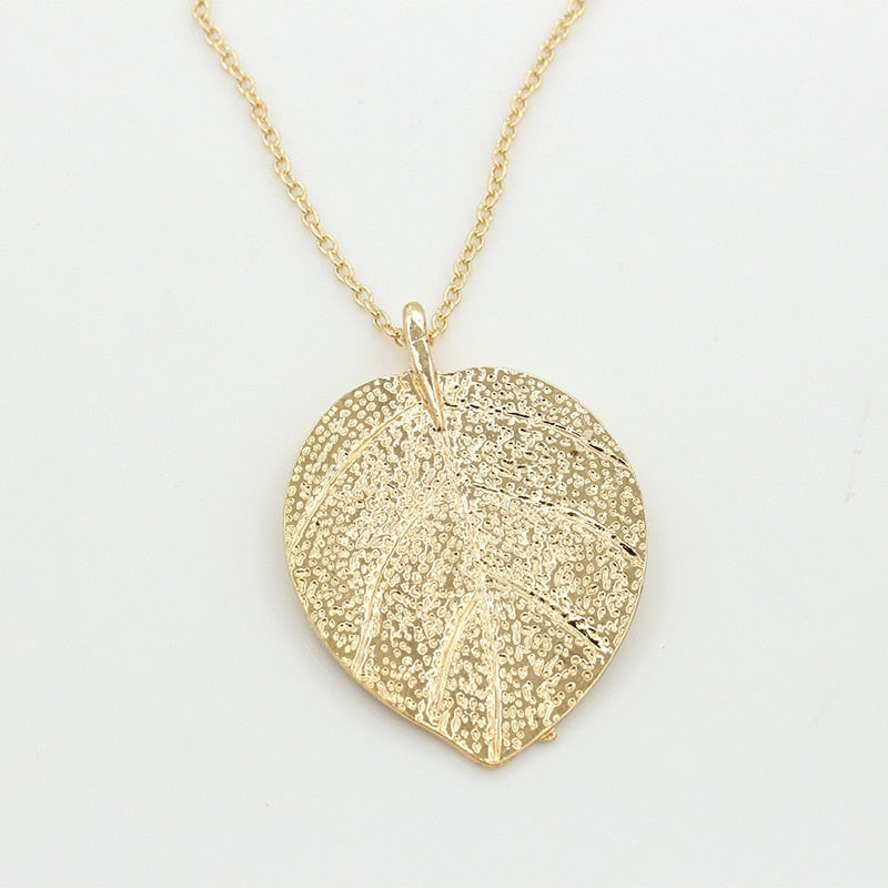 Graceful Golden Leaf Pendant Necklace